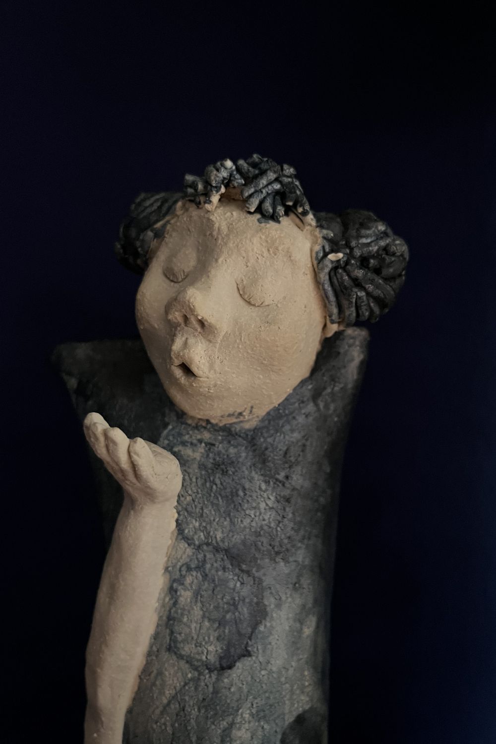 close up trio in blauw keramiek petra niemeijer