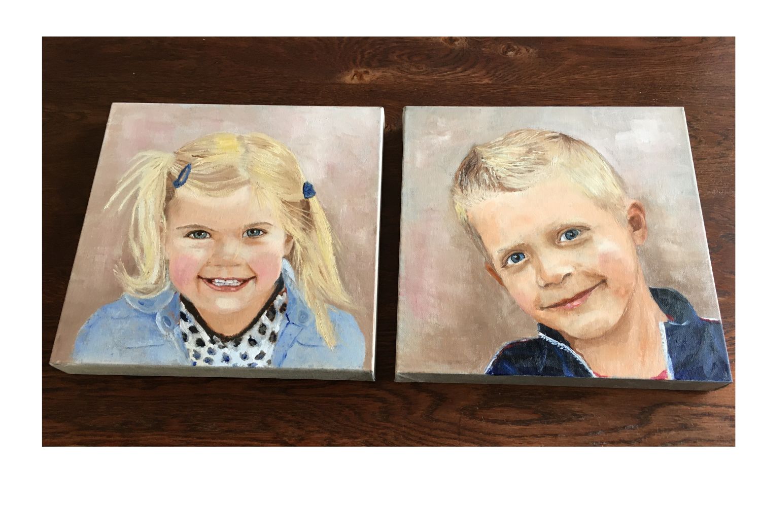 portretjes op tafel
